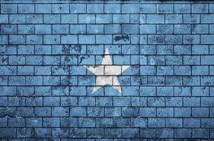 la bandera de somalia está pintada en una vieja pared de ladrillos foto