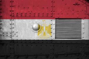 bandera de egipto representada en la parte lateral del primer plano del tanque blindado militar. antecedentes conceptuales de las fuerzas armadas foto
