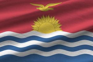 bandera de kiribati con grandes pliegues ondeando de cerca bajo la luz del estudio en el interior. los símbolos y colores oficiales en banner foto