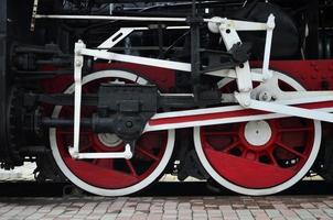 ruedas rojas del tren de vapor foto