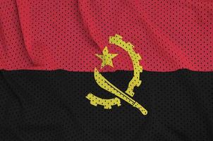 bandera de angola impresa en una tela de malla deportiva de nailon y poliéster foto