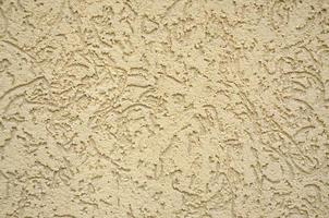 la textura del yeso decorativo beige en estilo escarabajo de corteza foto