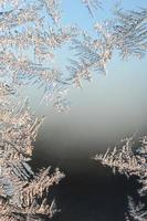 copos de nieve escarcha escarcha macro en el cristal de la ventana foto