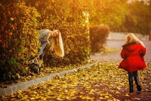 madre con hija en el parque otoño foto