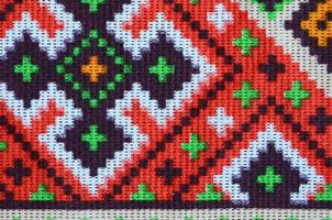 patrón de bordado de punto de arte popular tradicional ucraniano en tela textil