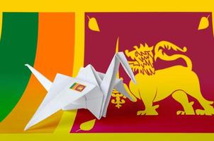 bandera de sri lanka representada en el ala de la grúa de origami de papel. concepto de artes hechas a mano foto