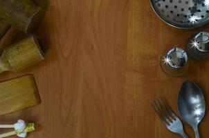 electrodomésticos de cocina sobre fondo de madera con espacio para texto foto