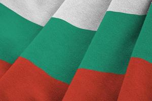 bandera de bulgaria con grandes pliegues ondeando de cerca bajo la luz del estudio en el interior. los símbolos y colores oficiales en banner foto