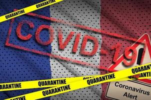 bandera de francia y cinta amarilla de cuarentena covid-19 con sello rojo. coronavirus o virus 2019-ncov foto