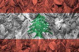 bandera de líbano representada en muchas hojas de palmeras monstera. telón de fondo de moda foto