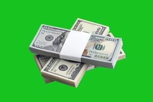 fajo de billetes de dólar estadounidense aislado en verde chroma keyer. paquete de dinero americano con alta resolución en máscara verde perfecta foto