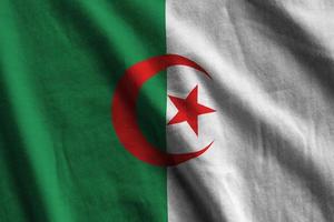 bandera de argelia con grandes pliegues ondeando de cerca bajo la luz del estudio en el interior. los símbolos y colores oficiales en banner foto
