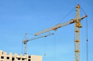 edificio en construcción con grúa foto