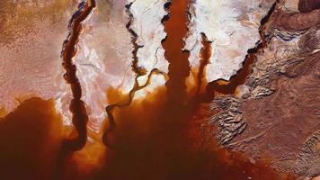 luftdrohnenansicht der bergbautätigkeit in minas de riotinto in spanien. verschmutzter See, rote Wasserfarbe. Apokalypse Landschaft. Extraktivismus. Bergbaudorf in Andalusien. Zerstörung der Natur. video