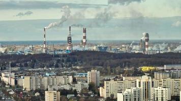 antenn se på rökt rör av kemisk företag växt. luft förorening begrepp. industriell landskap miljö- förorening avfall av termisk kraft växt video