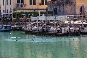 peschiera del garda, verona, italia - 22 de septiembre de 2022 hermoso paisaje urbano con casas y barcos en canale di mezzo en peschiera, lago del garda foto