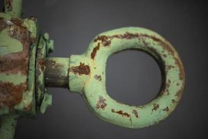 anillo de acero para remolque de coche. soporte oxidado en el cuerpo. soporte para cables lugar para gancho. foto