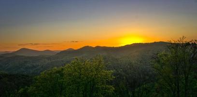 puesta de sol sobre el bosque del palatinado foto