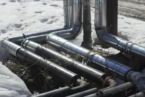 tuberías de calefacción en la calle. tuberías industriales en la ciudad. sistema de calefacción. foto