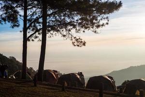 camping en doi ang khang chiang mai tailandia viendo la vista del amanecer foto