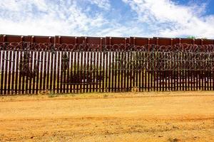 el muro entre arizona y mexico foto