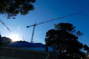 grúas en el trabajo en un sitio de construcción de edificios foto