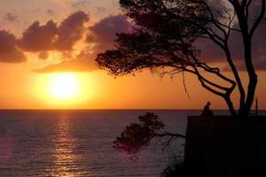 disco solar que se eleva sobre el horizonte del mar, amanecer, amanecer foto