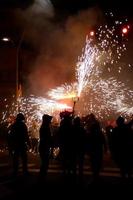 foto abstracta de diablos y fiestas de fuegos artificiales.