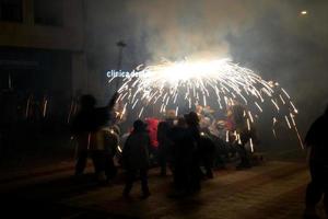 foto abstracta de diablos y fiestas de fuegos artificiales.