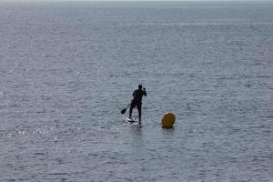 nadador de vacaciones paddle surf en el mar mediterráneo foto