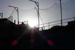 grúas en el trabajo en un sitio de construcción de edificios foto