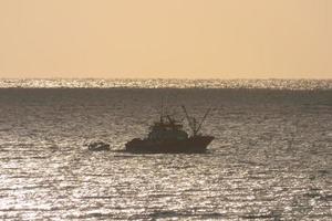 pescadores que regresan de pesca al amanecer después de pasar toda la noche en el mar. foto