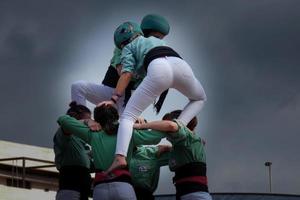 castillos humanos, tradicion tipica de algunos pueblos catalanes, españa foto