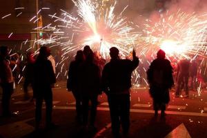 foto abstracta de diablos y fiestas de fuegos artificiales.