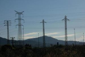 torres metálicas, obras de ingeniería que soportan los cables de cobre que transportan la electricidad. foto