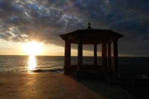 mirador de piedra frente al mar foto