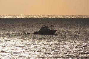 pescadores que regresan de pesca al amanecer después de pasar toda la noche en el mar. foto