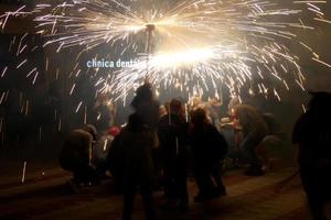 foto abstracta de diablos y fiestas de fuegos artificiales.