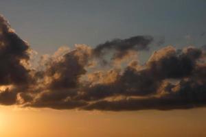 nubes dispersas en el cielo que indican un cambio en el clima. foto