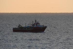 pescadores que regresan de pesca al amanecer después de pasar toda la noche en el mar. foto