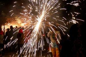 foto abstracta de diablos y fiestas de fuegos artificiales.