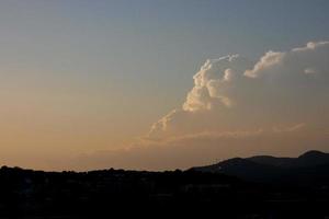 nubes dispersas en el cielo que indican un cambio en el clima. foto