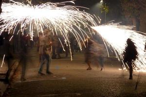 foto abstracta de diablos y fiestas de fuegos artificiales.