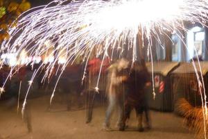 foto abstracta de diablos y fiestas de fuegos artificiales.