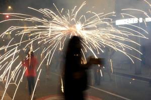 foto abstracta de diablos y fiestas de fuegos artificiales.