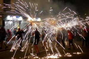 foto abstracta de diablos y fiestas de fuegos artificiales.