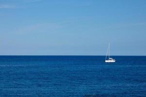 velero navegando en el mar mediterráneo, aguas tranquilas foto