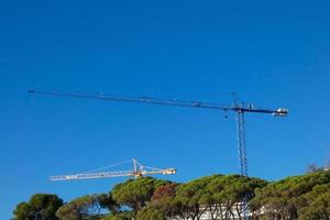 grúas en un sitio de construcción de un edificio en construcción foto