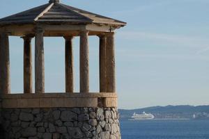 mirador de piedra frente al mar foto