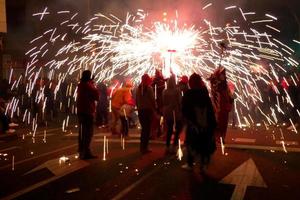 foto abstracta de diablos y fiestas de fuegos artificiales.